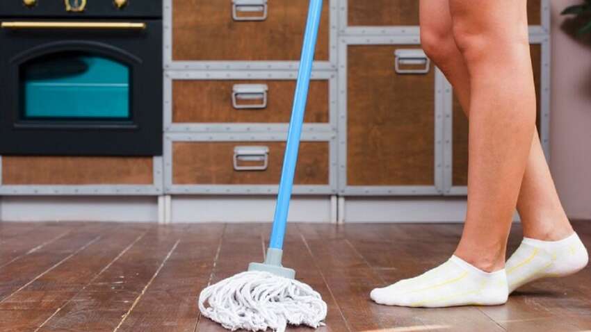 Простий трюк: 2 ложки у воду допоможуть підлозі сяяти без пилу тиждень