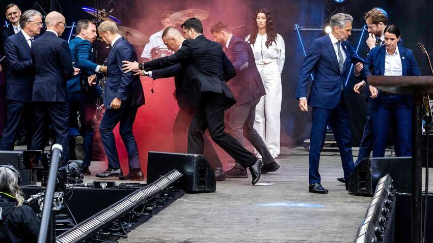 На польського прем'єра напали прямо на сценіу Нідерландах (ВІДЕО) На польського прем'єра напали прямо на сценіу Нідерландах (ВІДЕО)