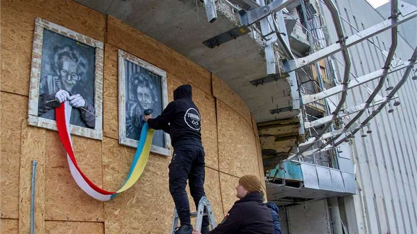 Розбомблені будинки Харкова прикрасили незвичайним подарунком з Польщі