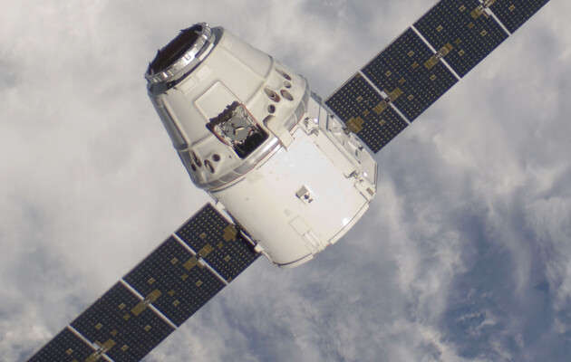 Космічний корабель SpaceX створив барвисте шоу на орбіті Землі (ФОТО)