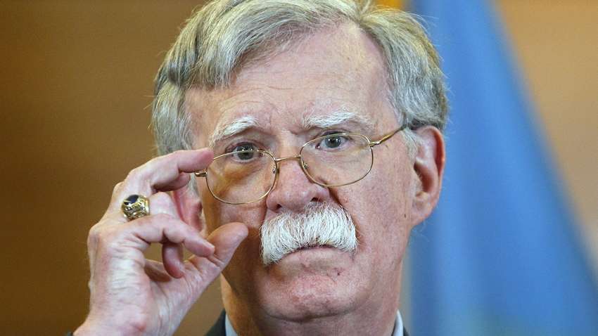 В рукописи книги Болтона говорится, что Трамп поручил ему помочь с кампанией давления на Украину в начале мая, – New York Times