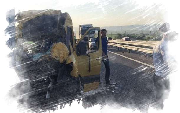 Кривава аварія в Криму: мікроавтобус з пасажирами протаранив вантажівку