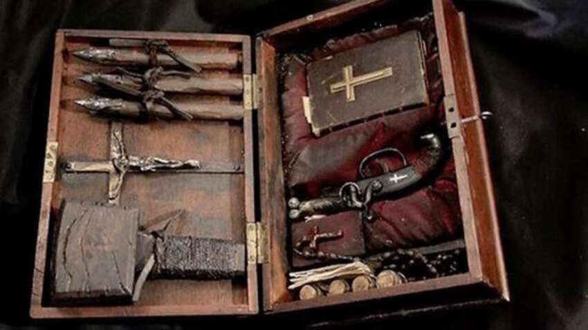 Осиновые колы вместо мозгов: россияне массово бросились покупать «защиту от нечистые»