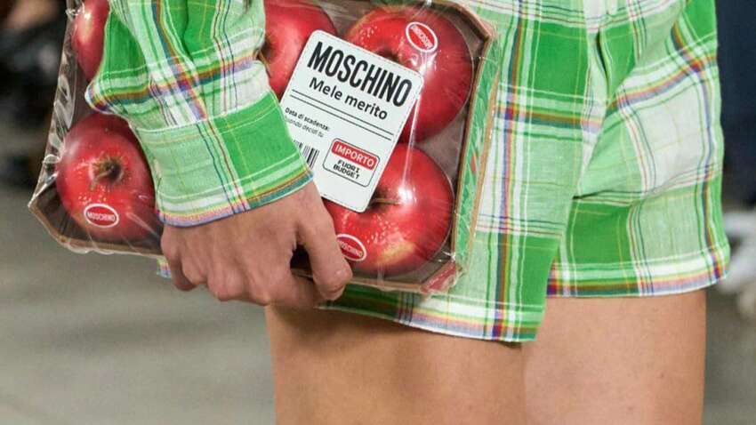 Смелый сюрреализм: Moschino представил аксессуары, имитирующие обычные бытовые вещи Смелый сюрреализм: Moschino представил аксессуары, имитирующие обычные бытовые вещи