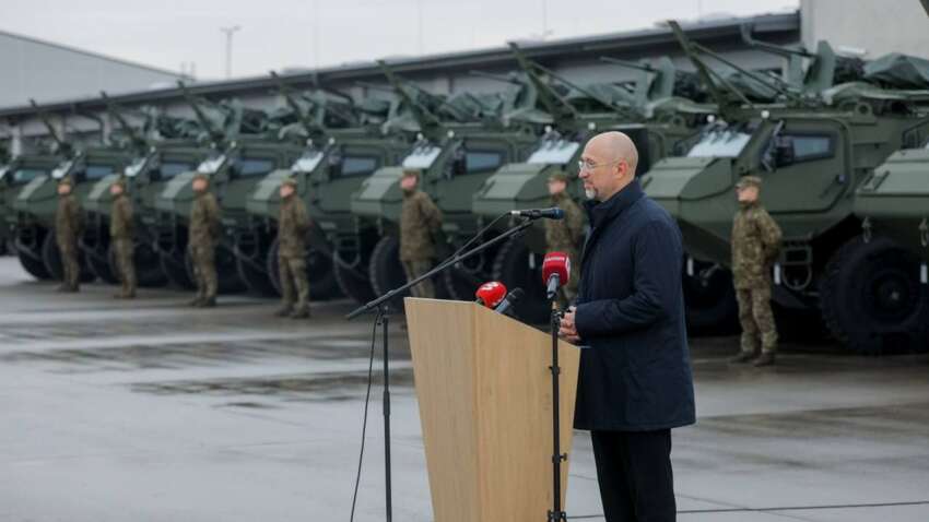 Украина получила от Латвии 21 бронетранспортер и 12 разведывательных машин Украина получила от Латвии 21 бронетранспортер и 12 разведывательных машин