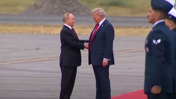 Експерт з мови тіла пояснила "тонкий сигнал" Трампа під час зустрічі з Путіним