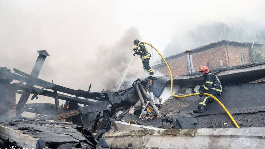 Атака рф по Україні: з-під завалів дістали людину Атака рф по Україні: з-під завалів дістали людину