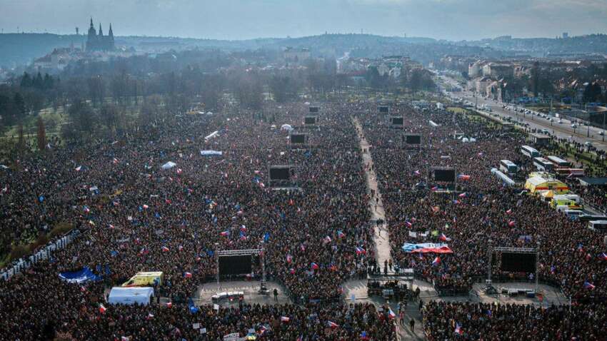 Чехия на грани: 250 тысяч человек на улицах Чехия на грани: 250 тысяч человек на улицах