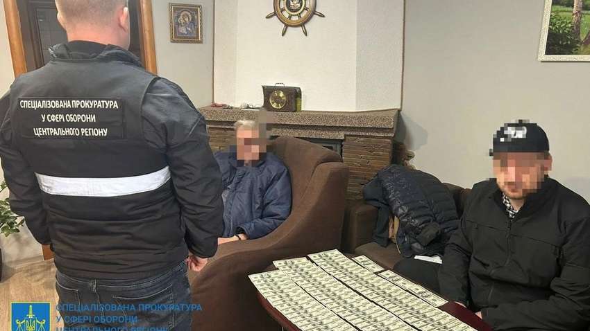 Элитные автомобили, 1,2 млн долларов и 45 тыс. евро обнаружили у работников столичного ТЦК (ФОТО) Элитные автомобили, 1,2 млн долларов и 45 тыс. евро обнаружили у работников столичного ТЦК (ФОТО)