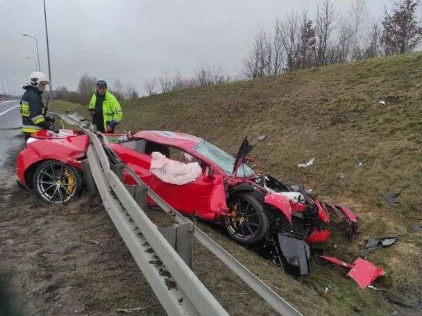 В Польше во время ДТП разбили редкую Ferrari (ФОТО) В Польше во время ДТП разбили редкую Ferrari (ФОТО)
