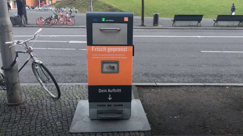 В центре Берлина установили "умные" мусорные баки