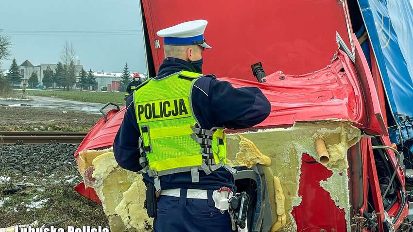 У Польщі українець на фурі потрапив під потяг: є жертва