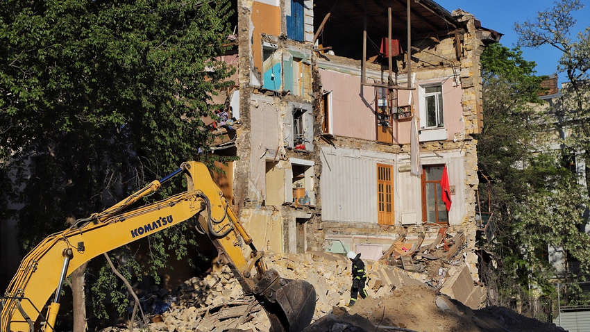 В Одессе обрушился жилой дом: спасатели ищут жертвы 