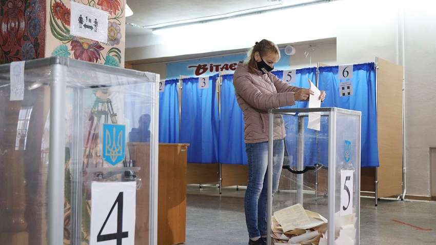 У Херсоні дівчина кинула в урну для голосування паспорт У Херсоні дівчина кинула в урну для голосування паспорт