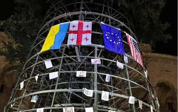 Саакашвили отреагировал на елку в Грузии и вспомнил Януковича