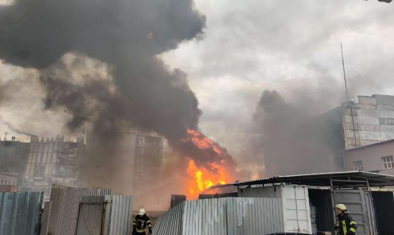 У Києві сталася пожежа на хімічному заводі: подробиці
