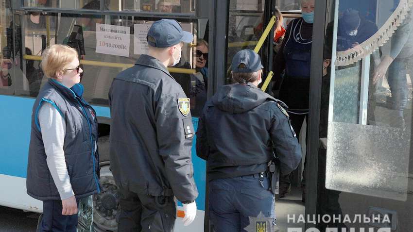 Пассажирский бунт: на Хмельниччине маршрутку забросали камнями