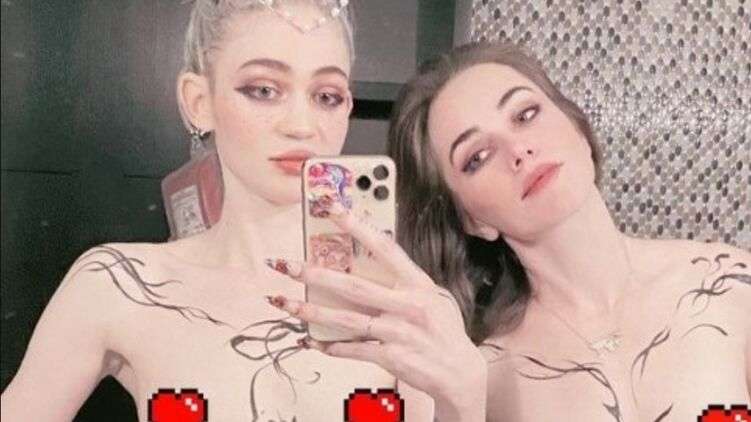 Дівчина Ілона Маска знялася разом з подругою оголеними