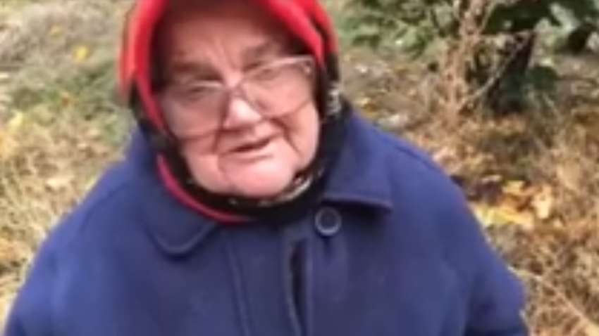 «Бабушка идите работать»: В Кривом Роге у пенсионерки отобрали пакет с продуктами и высыпали на землю