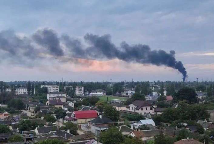 Взрывы не прекращаются на протяжении часа: что происходит в Крыму Взрывы не прекращаются на протяжении часа: что происходит в Крыму