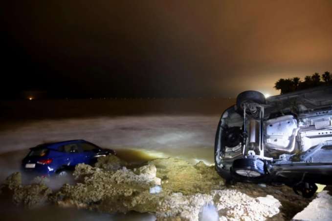 Вода несла автомобілі вулицями: в Іспанії через сильні дощі утворилися повені (ФОТО)