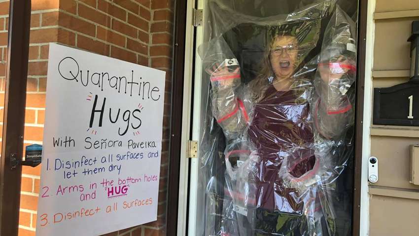 Американська вчителька скучила по учням і придумала безпечний спосіб обіймів