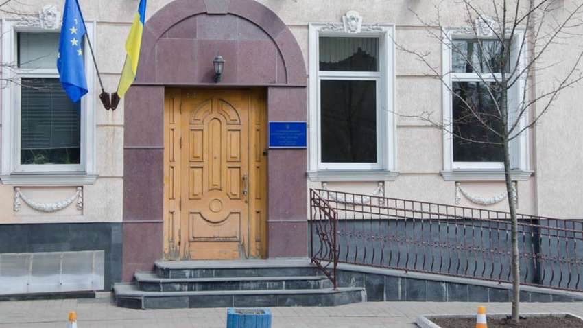 В офіс омбудсмена метнули "коктейль Молотова": сталося загоряння (ВІДЕО) В офіс омбудсмена метнули "коктейль Молотова": сталося загоряння (ВІДЕО)