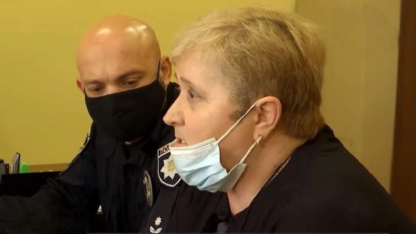 Погрожувала ножем: на Львівщині звільнили вчительку, яка радила учневі писати кров'ю Погрожувала ножем: на Львівщині звільнили вчительку, яка радила учневі писати кров'ю