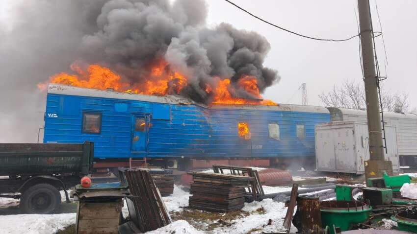 Россия более суток атакует железнодорожную станцию на Днепропетровщине: продолжаются ограничения движения поездов Россия более суток атакует железнодорожную станцию на Днепропетровщине: продолжаются ограничения движения поездов