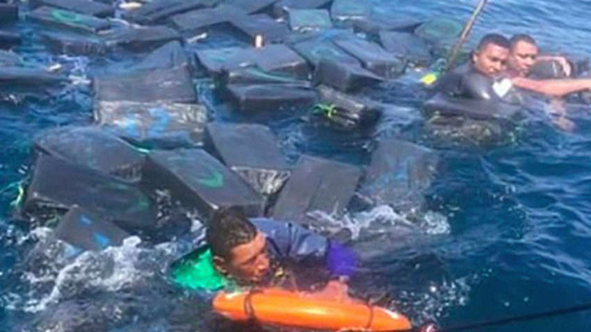 В Тихом океане наркоторговцы дрейфовали на тонне кокаина 