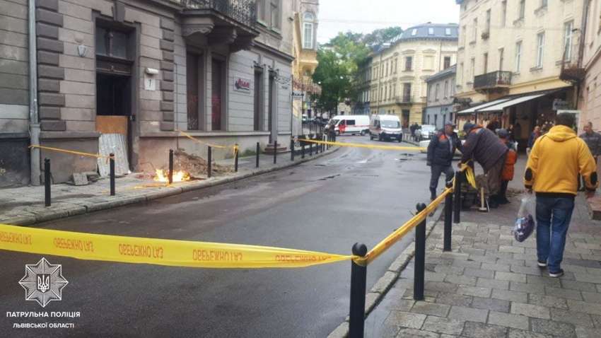 Во Львове посреди улицы из-под асфальта вырвался столб огня (ВИДЕО)