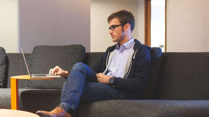 Українські фрилансери змогли адаптуватись до відключень світла. Що змінилось у роботі