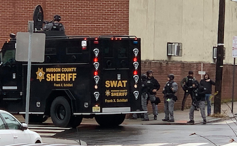 У США на вулиці сталася перестрілка: загинув поліцейський і цивільні