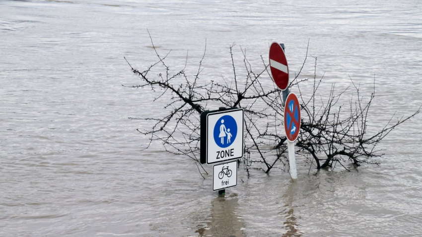 Синоптики предупреждают о наводнении в некоторых регионах Украины: объявлен красный уровень опасности