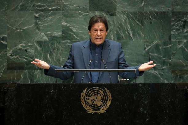 Прем’єр Пакистану звинуватив жінок в тому, що вони самі винні у зґвалтуваннях 