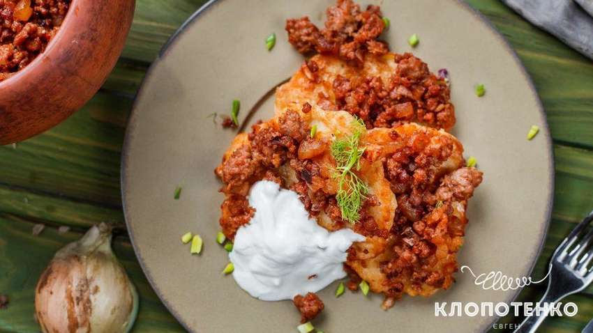 Страва з українською душею: рецепт драників з запеченим фаршем Страва з українською душею: рецепт драників з запеченим фаршем