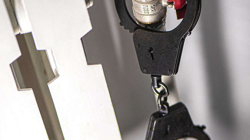 У Росії 16-річний підліток викрав колишню дівчину і прикував її наручниками