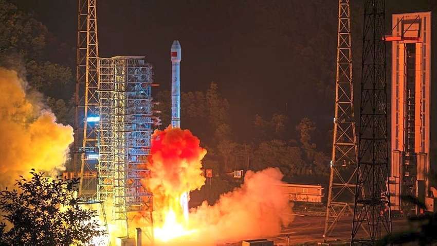 Китай запустил в космос глобальные мультимедийные спутники