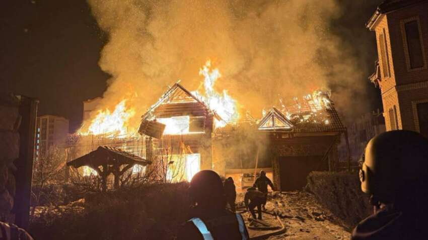 В Киеве раздались мощные взрывы, пылает жилой дом: что известно о последствиях (ФОТО) В Киеве раздались мощные взрывы, пылает жилой дом: что известно о последствиях (ФОТО)