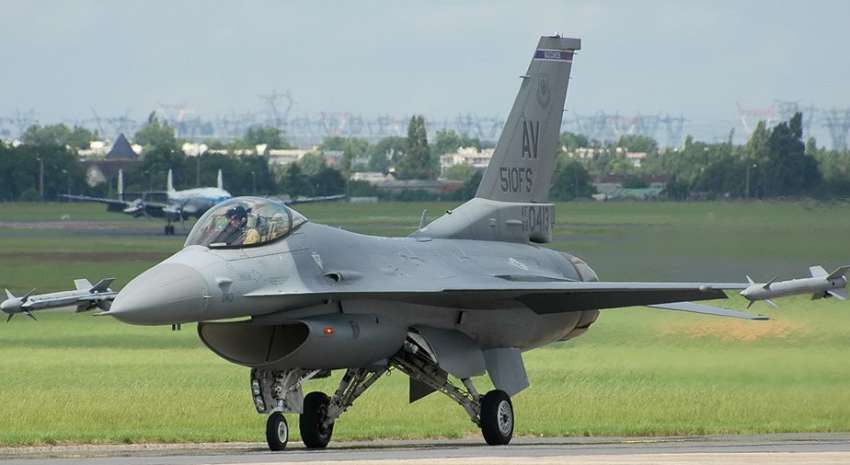 Зеленский заявил о начале обучения украинских пилотов на F-16