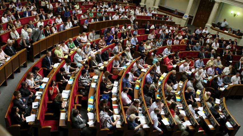 Рада попередньо схвалила скорочення депутатів до 300 осіб 