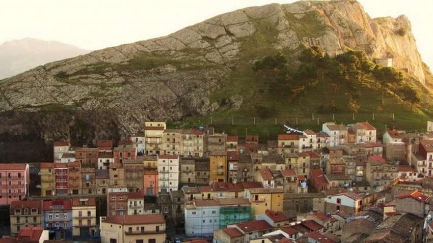 На півдні Італії продають будинки за 1 євро і доплачують за їх ремонт На півдні Італії продають будинки за 1 євро і доплачують за їх ремонт