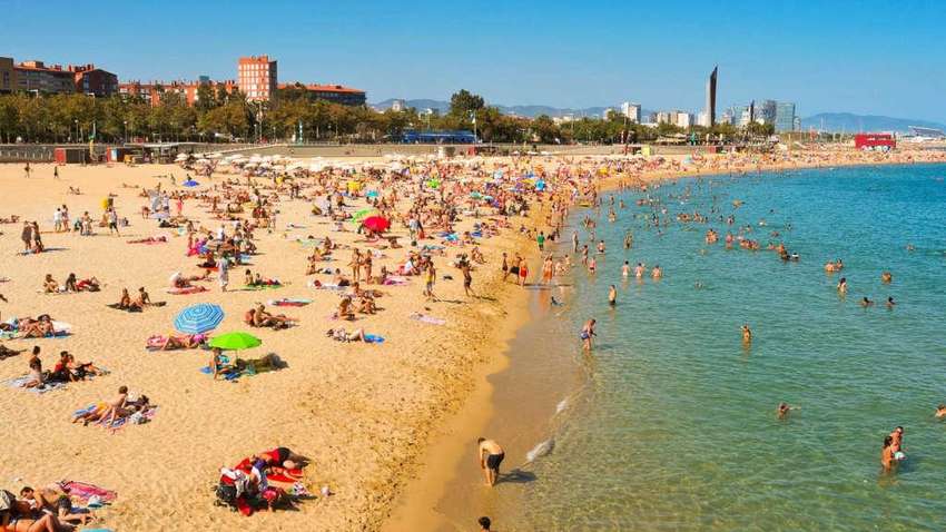 У Барселоні дозволили відвідувати пляжі для купання і занять спортом, але тільки вранці
