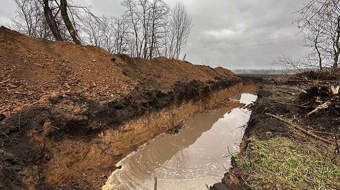 Росіяни показали, як будують "оборонну лінію" на кордоні з Україною: в очікуванні "нападу"