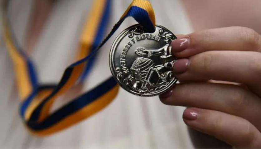 У Верховній Раді пропонують скасувати золоті та срібні медалі у школах У Верховній Раді пропонують скасувати золоті та срібні медалі у школах