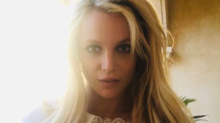 Брітні Спірс звільнена від багаторічної опіки свого батька - рішення суду