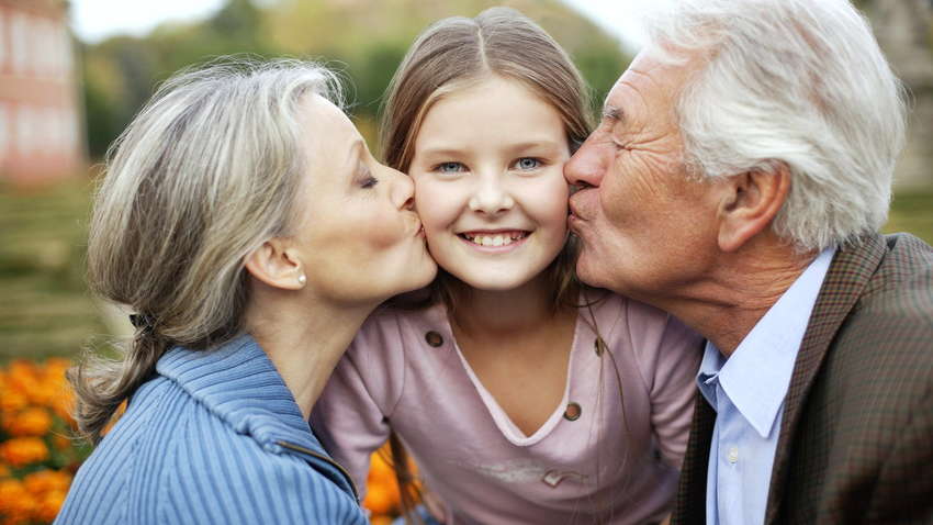 В Швейцарии пожилым людям разрешили обнимать своих внуков младше 10 лет