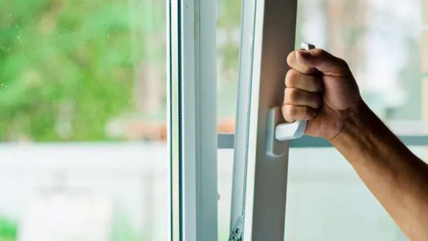 Жінка викинула дорослу доньку з вікна та стрибнула слідом: що сталося у Запоріжжі 