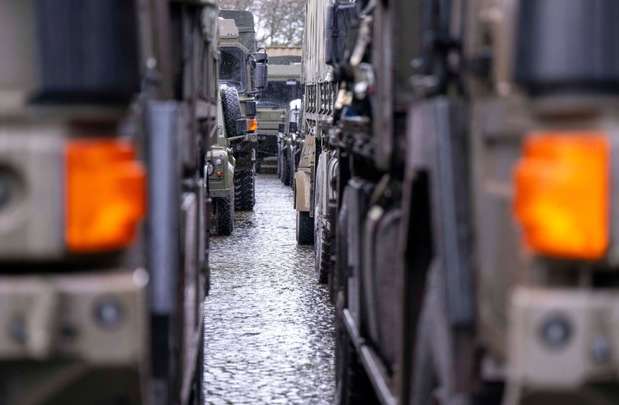 Проблеми на дорогах у Польщі не лише через протести фермерів: рух ускладнює й армія Проблеми на дорогах у Польщі не лише через протести фермерів: рух ускладнює й армія