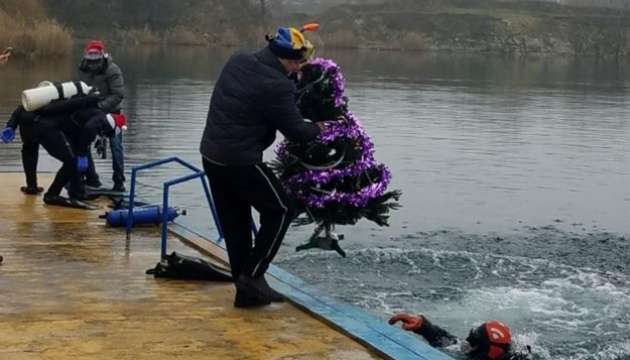 У рибок теж буде свято: українці на глибині 40 метрів нарядили ялинку під водою